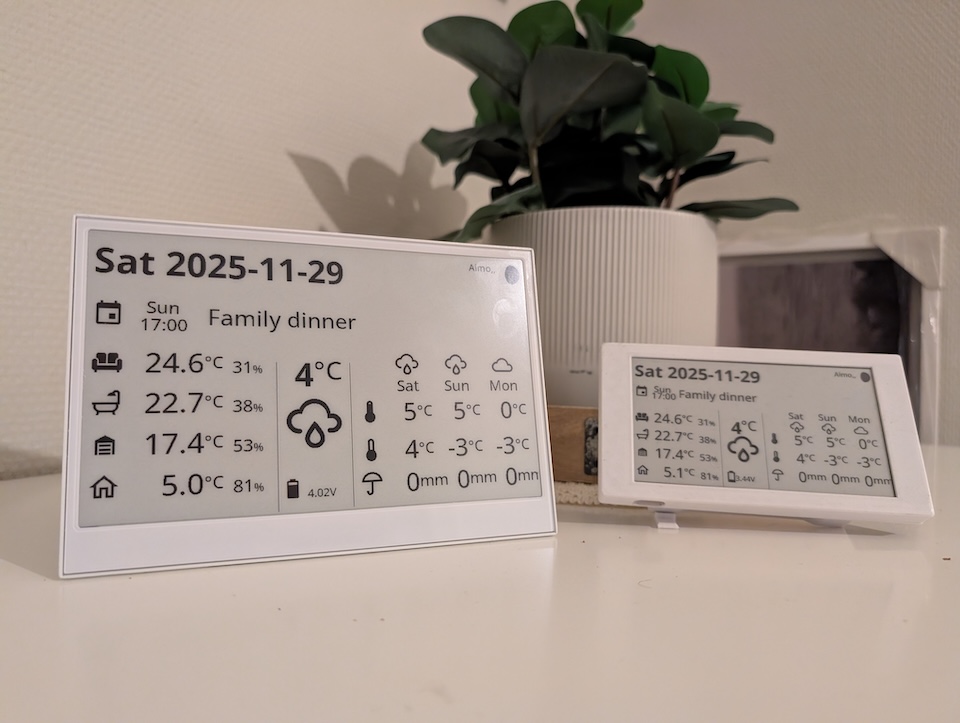 Size comparison is notable between reTerminal e1001 7.5" vs. LilyGo 4.7" e-ink displays